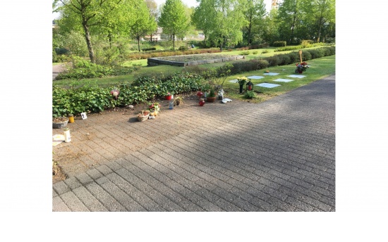 städt. Waldfriedhof Haan - pflegefreie Urnenrasengräber  