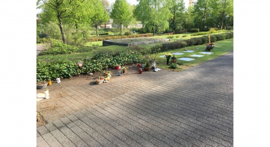 städt. Waldfriedhof Haan - pflegefreie Urnenrasengräber  