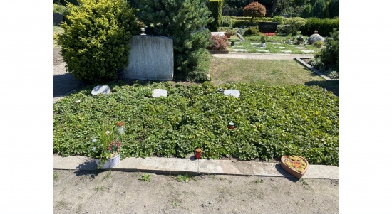 ev. Friedhof Haan - gepflegte Erdgräber  