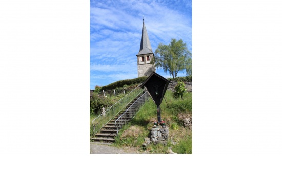 kath. Friedhof Gruiten - Aufstieg zum Friedhof vom Dorf  