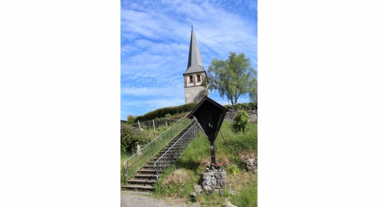 kath. Friedhof Gruiten - Aufstieg zum Friedhof vom Dorf  