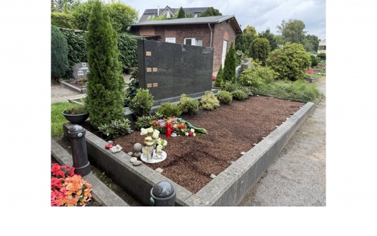 ev. Friedhof Haan - Urnereihenngrab mit Bronzeplatte  