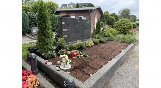 ev. Friedhof Haan - Urnereihenngrab mit Bronzeplatte  
