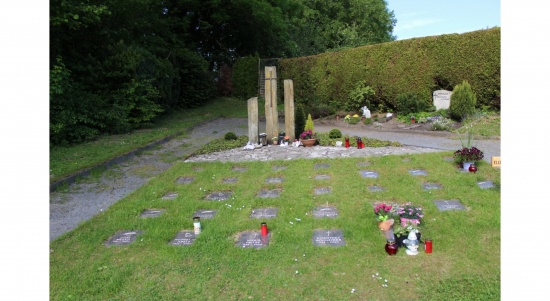 kath. Friedhof Gruiten - Rasenreihenurnengräber  