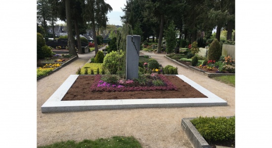 ev. Friedhof Haan - Urnereihenngrab mit Bronzeplatte  